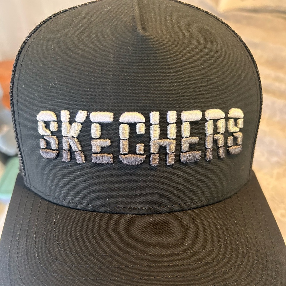 NWOT Skechers Black Embroidered Logo Trucker Cap